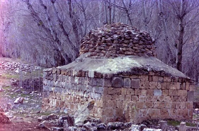 Kî di Tirba Kantarmayê de Hatiye Veşartin?